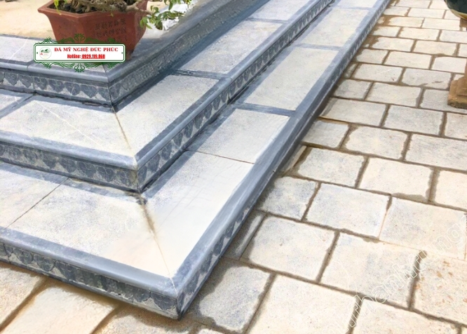Bậc thềm tam cấp đá