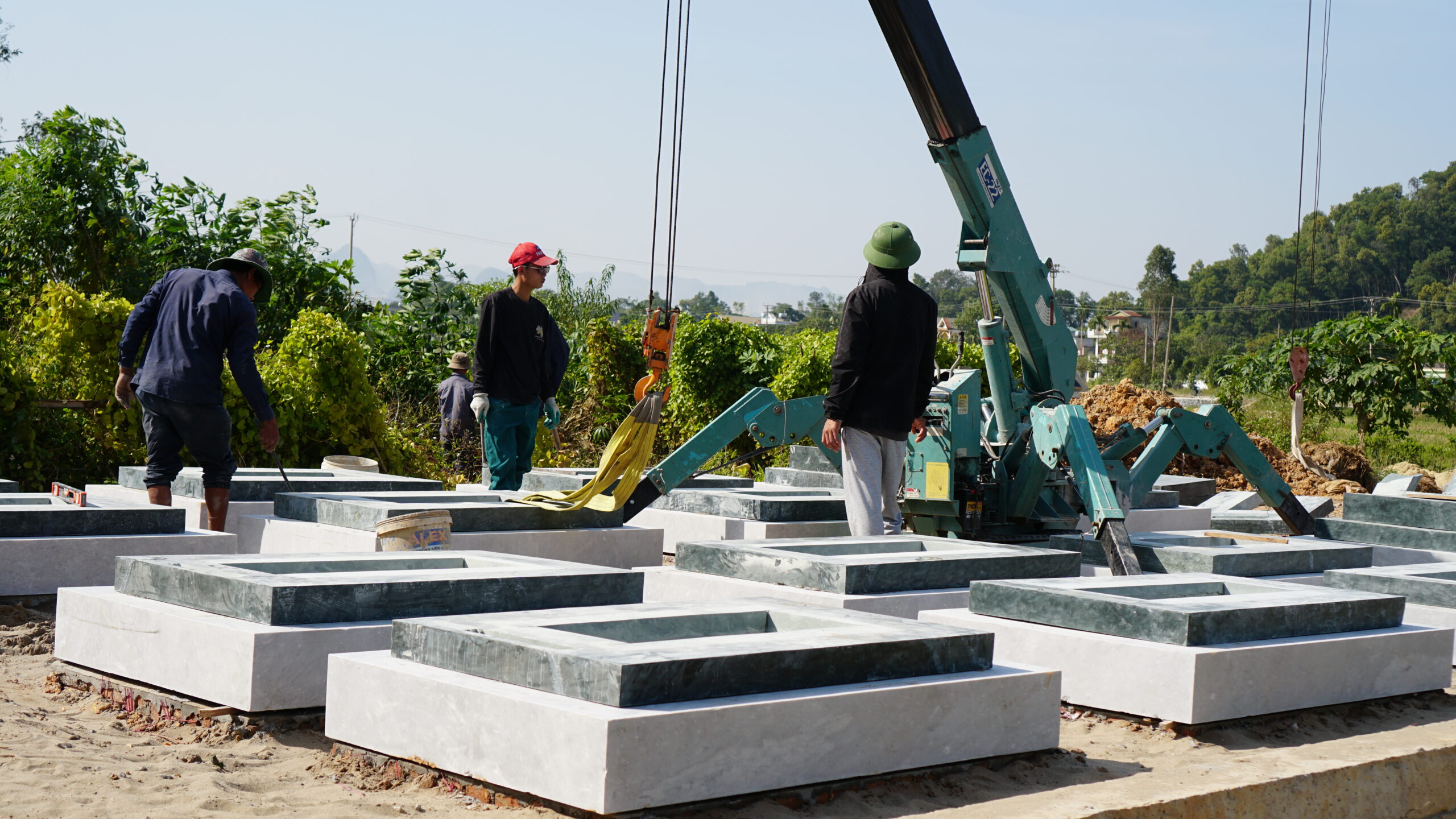 Mộ đá và lăng mộ đá.