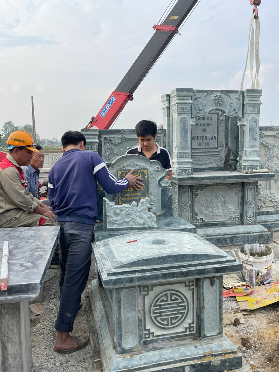 Có nên xây lăng mộ đá nguyên khối không? Ưu và nhược điểm cần biết trước khi quyết định.