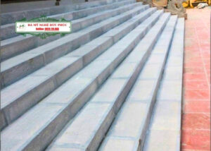 Bậc thềm tam cấp đá